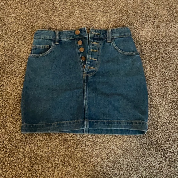 ⭐️5 for $20⭐️EUC! Denim skirt with rainbow 🌈 pockets! - Picture 1 of 3